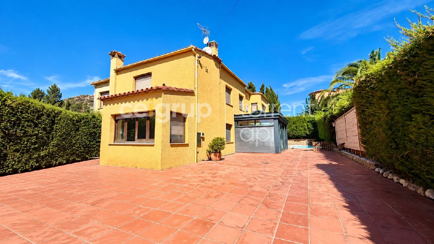 Façana d'una casa unifamiliar amb jardí a l'Estartit