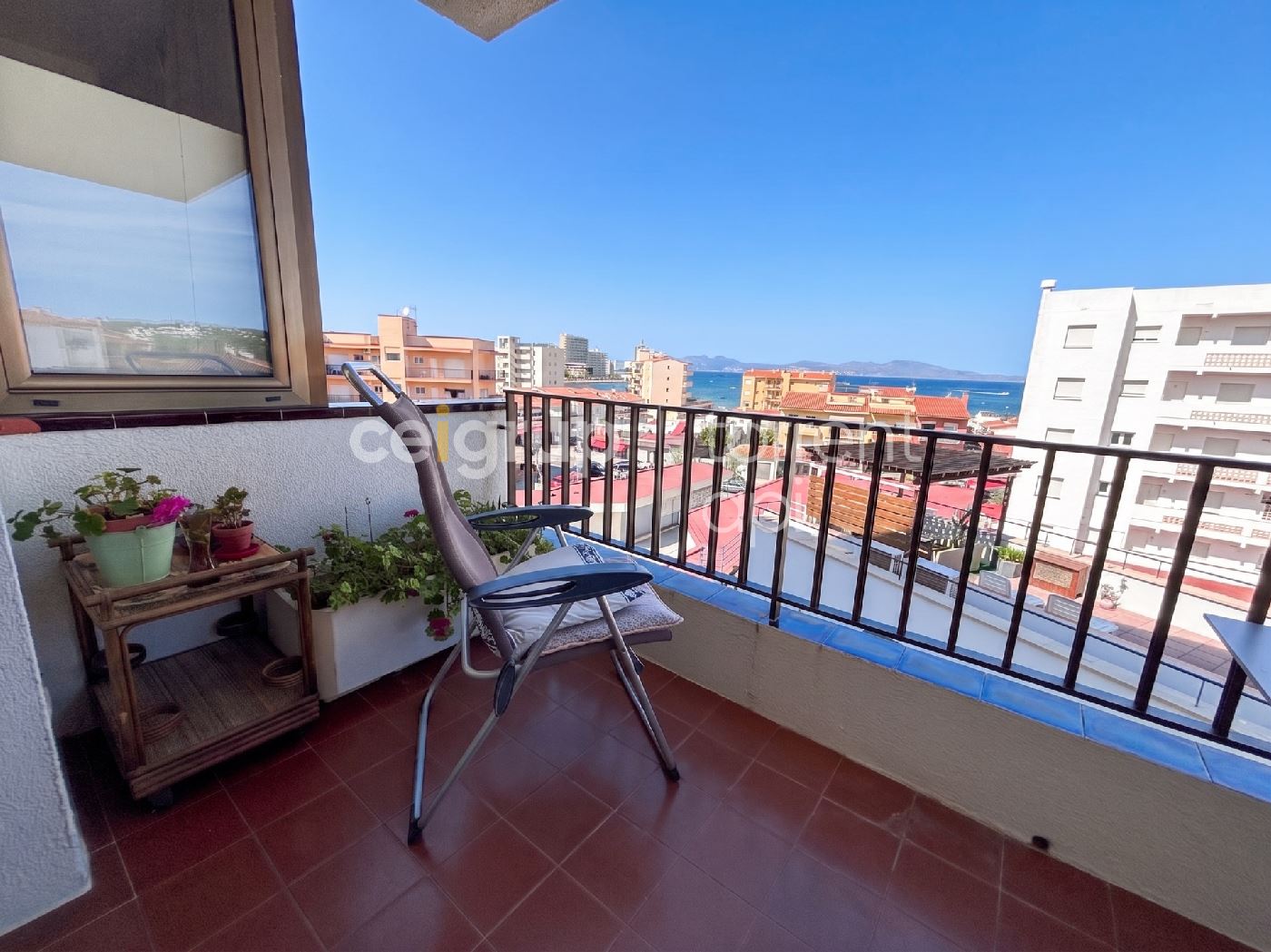 Terrassa d'un àtic amb vistes a l'Escala
